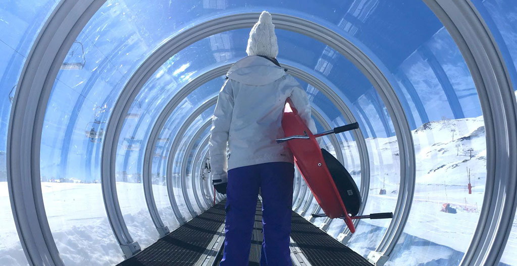 Collaborateurs équipés de casques attendant leur tour pour la piste de luge